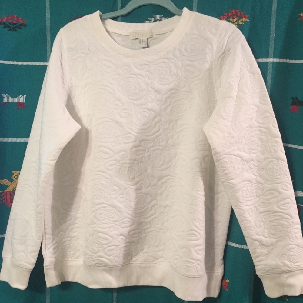 XL Forever21 white quilted roses sweatshirt